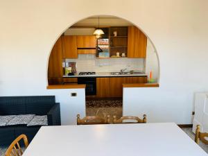 a kitchen with an archway over a table in a room at Spazioso appartamento in centro Città in San Benedetto del Tronto +24 photos