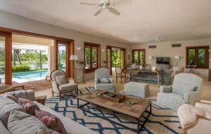 Et opholdsområde på Lake front villa with open design in luxury resort