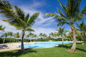 Bazén v ubytování Fully equipped apartment overlooking golf course at luxury beach resort nebo v jeho okolí