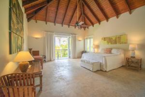Krevet ili kreveti u jedinici u okviru objekta Spacious lake front villa with in-room jacuzzis in luxury golf and beach resort