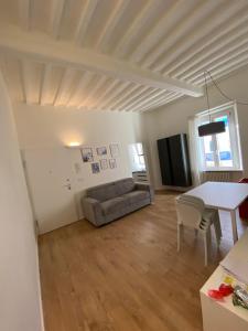 ein Wohnzimmer mit einem Tisch und einem Sofa in der Unterkunft Leone Guest House in Follonica