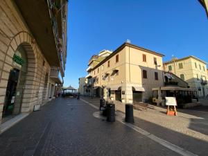 uma rua vazia numa cidade com edifícios em Leone Guest House em Follonica