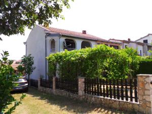 a house with a fence in front of it at Apartment in Valbandon/Istrien 8608 in Štinjan