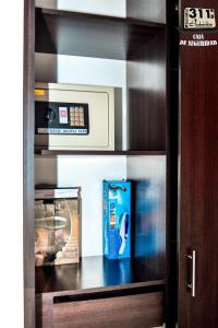 a box of food is sitting in a microwave at Apartamento cerca al parque del cafe in Montenegro