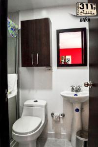 a bathroom with a toilet and a sink at Apartamento Cerca Al Parque Del Cafe con piscina in Montenegro