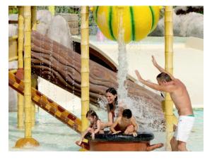 a group of children playing in the water at a water park at Leone Guest House in Follonica