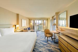 une chambre d'hôtel avec un lit et une télévision dans l'établissement Regent Santa Monica Beach, à Los Angeles