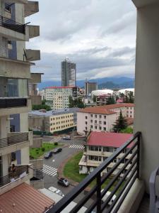 uma vista para a cidade a partir de uma varanda em Real Palace Studio em Batumi
