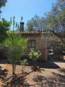 una casa de piedra con una chimenea encima en El Jiniebro Turismo Rural, en Valencia de Alcántara