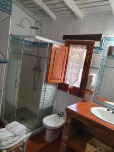 Kamar mandi di El Jiniebro Turismo Rural