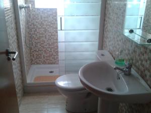 a bathroom with a sink and a toilet and a shower at Apartamento junto al mar in Bellreguart