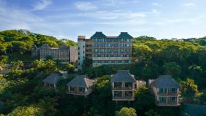 クルス・デ・ウアナカストレにあるDelta Hotels by Marriott Riviera Nayarit, an All-Inclusive Resortの木々や建物のあるリゾートの空中ビュー