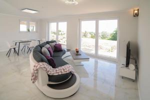 Μια τηλεόραση ή/και κέντρο ψυχαγωγίας στο Designloft SH 19 - Upgrade House