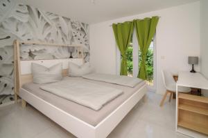 Ένα ή περισσότερα κρεβάτια σε δωμάτιο στο Designloft SH 19 - Upgrade House