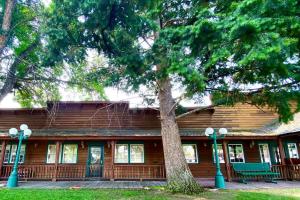 een houten huis met een boom ervoor bij Park Place - The Boardwalk 112-B in Darby