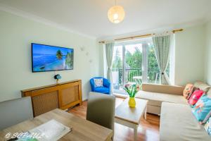Μια τηλεόραση ή/και κέντρο ψυχαγωγίας στο Apple Perch 2BR Flat - Free Parking
