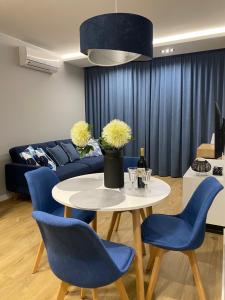 Posezení v ubytování Family & Business Elegant Apartments Wspólna Centrum Downtown - 1 Bedroom, Terrace, Air Conditioning, Garage, NEW!