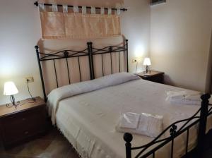 Tempat tidur dalam kamar di Donna Violante Porto Corallo Affittacamere
