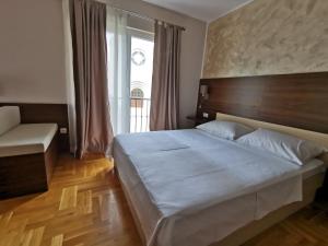 een slaapkamer met een groot bed en een raam bij Villa Salvia in Mostar