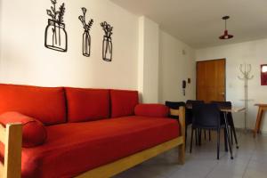 - un salon avec un canapé rouge et une table dans l'établissement Depto con fantástica TERRAZA PRIVADA en pleno centro, à Córdoba