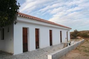 un edificio blanco con una mesa delante en Urra Field Centre - The Almería Field Study Centre at Cortijos Urrá, Sorbas area, Tabernas and Cabo de Gata, en Sorbas