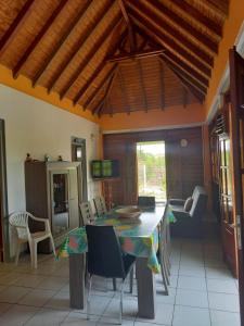 une salle à manger avec une table et des chaises dans l'établissement VILLA AMANDINE, à Saint-François