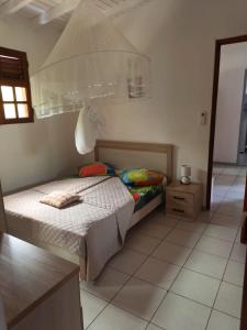 une petite chambre avec un lit et un miroir dans l'établissement VILLA AMANDINE, à Saint-François