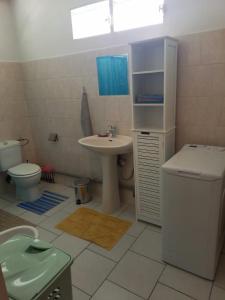 une salle de bain avec toilettes et lavabo dans l'établissement VILLA AMANDINE, à Saint-François