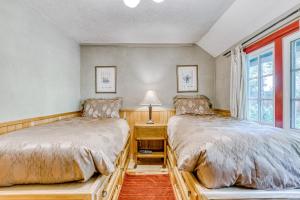 Un pat sau paturi într-o cameră la The Cozy Cabin