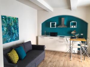 una sala de estar con un sofá y una mesa en BAIA BLU APARTMENTS, en Muggiano 28 fotos más
