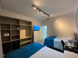 Ένα ή περισσότερα κρεβάτια σε δωμάτιο στο Fabuloso flat 241, Amarílis, Riviera de São Lourenço 3 Piscinas climatizadas carregador veiculo eletrico 2 quartos sendo uma suíte internet 500mb Adega, cozinha equipada completa, serviço de praia fim de semana limpeza trocas de toalhas, +128 φωτογραφίες