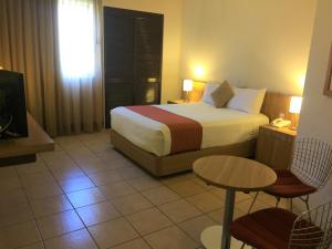 ein Hotelzimmer mit einem Bett, einem Tisch und Stühlen in der Unterkunft Hotel Villablanca in Tehuacán