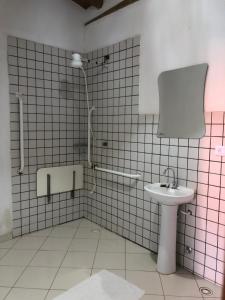 ein Badezimmer mit Waschbecken und Toilette in der Unterkunft Pousada Vila Cambury in Camburi + 22 Fotos