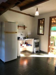 A kitchen or kitchenette at Pousada Vila Cambury
