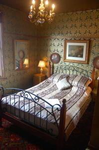 1 dormitorio con 1 cama en una habitación con papel pintado en Shakespeare Hotel, en Sídney
