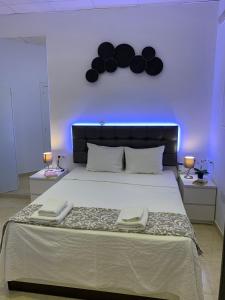 sypialnia z dużym łóżkiem z czarnymi balonami na ścianie w obiekcie Apartament Benalmadena Puerto Marina w mieście Benalmádena
