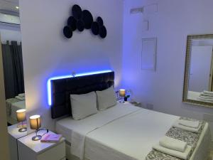 sypialnia z dużym łóżkiem z niebieskim światłem w obiekcie Apartament Benalmadena Puerto Marina w mieście Benalmádena