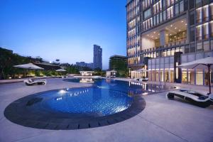 Bazen v nastanitvi oz. blizu nastanitve The Grove Suites by Grand Aston
