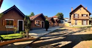 una fila de casas en un barrio residencial en Pousada Dona Ana en Monte Verde