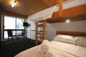 Кровать или кровати в номере Lakeside Falls Creek