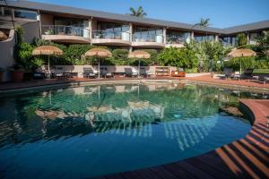 Beach Hotel Resort في خليج بايرون: مسبح امام الفندق