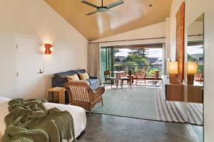1 dormitorio con 1 cama y sala de estar con sofá en Beach Hotel Resort en Byron Bay