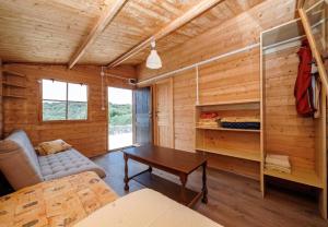 Cabaña de madera con cama y mesa en Holiday home Dusko - robinson en Žirje