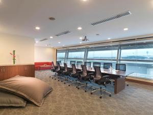 une salle de conférence avec une grande table et des chaises dans l'établissement Sama-Sama Express KLIA Terminal 1 - Airside Transit Hotel, à Sepang