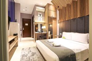 Кровать или кровати в номере Menteng Park Exclusive Emerald