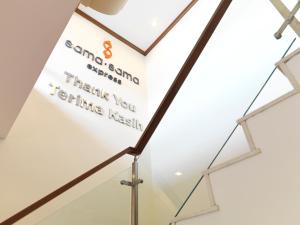 Sama-Sama Express KLIA Terminal 1 - Airside Transit Hotel的证书、奖牌、标识或其他文件