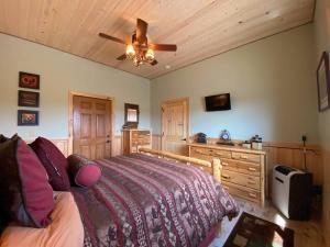 um quarto com uma cama e uma ventoinha de tecto em Gold Bar Ranch Bungalow em Clark
