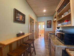 uma cozinha com armários de madeira e uma bancada em Gold Bar Ranch Bungalow em Clark