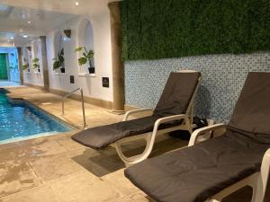 A piscina localizada em Washington Central Hotel and Sleepwell Inn ou nos arredores