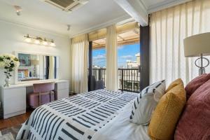 een slaapkamer met een bed en een balkon bij Oceanview Penthouse Suite in Honolulu